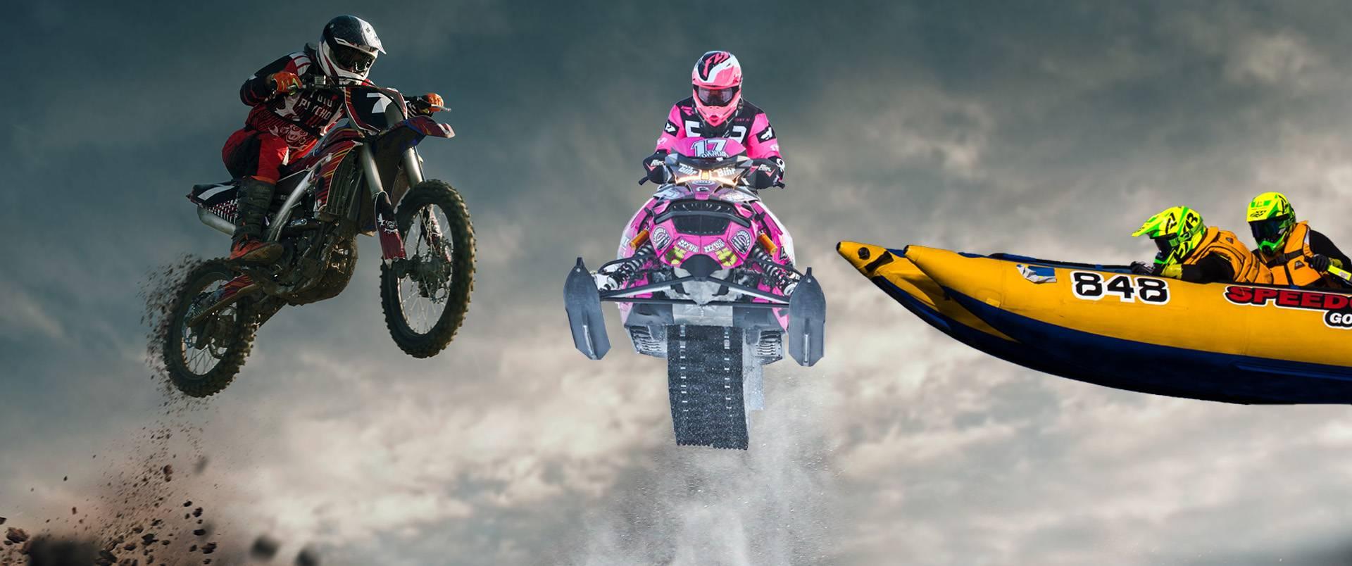 En motocross, en snöskoter och en racerbåt i luften och koncentrerade förare. En actionfylld bild.